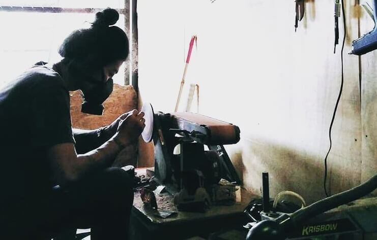 Meratakan limbah kayu menjadi proses awal sebelum kayu diukir menjadi berbagai macam bentuk